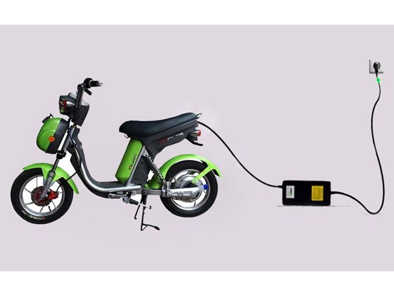 Có Thể Sạc Xe Điện Dưới Trời Mưa Không?