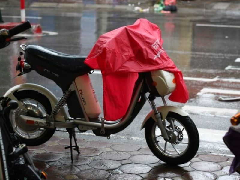 Có Thể Sạc Xe Điện Dưới Trời Mưa Không?