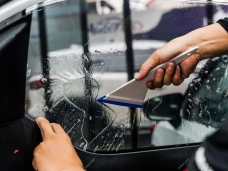 Dán Phim Cách Nhiệt Có Ảnh Hưởng Cảm Biến Kính Lái Không?