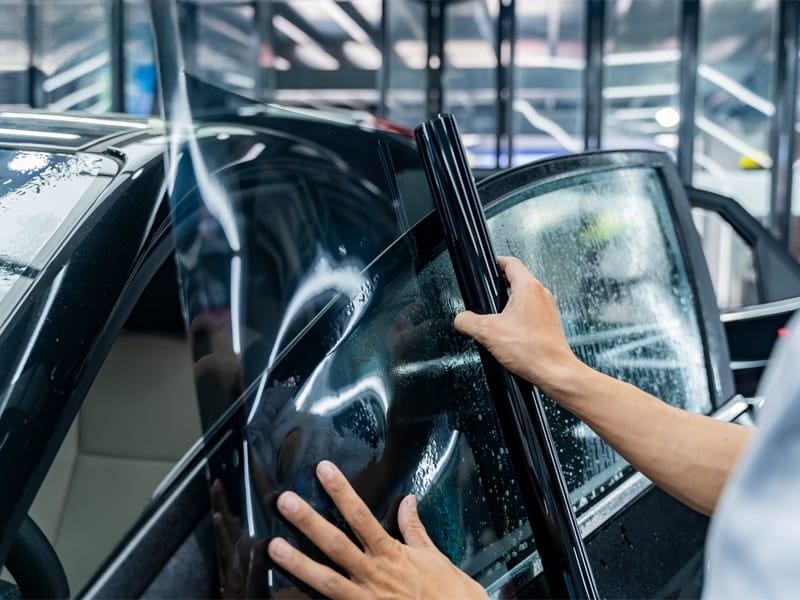 Dán Phim Cách Nhiệt Có Ảnh Hưởng Cảm Biến Kính Lái Không?